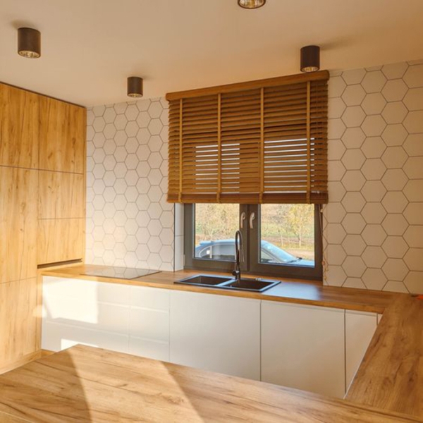 Кухня с деревянными жалюзи, с одним окном на кухне   